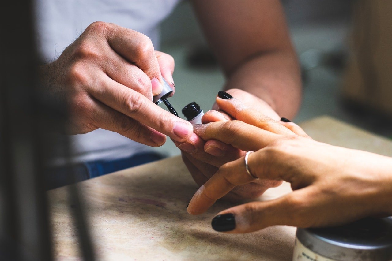 Amie applying Bio Sculpture gel polish